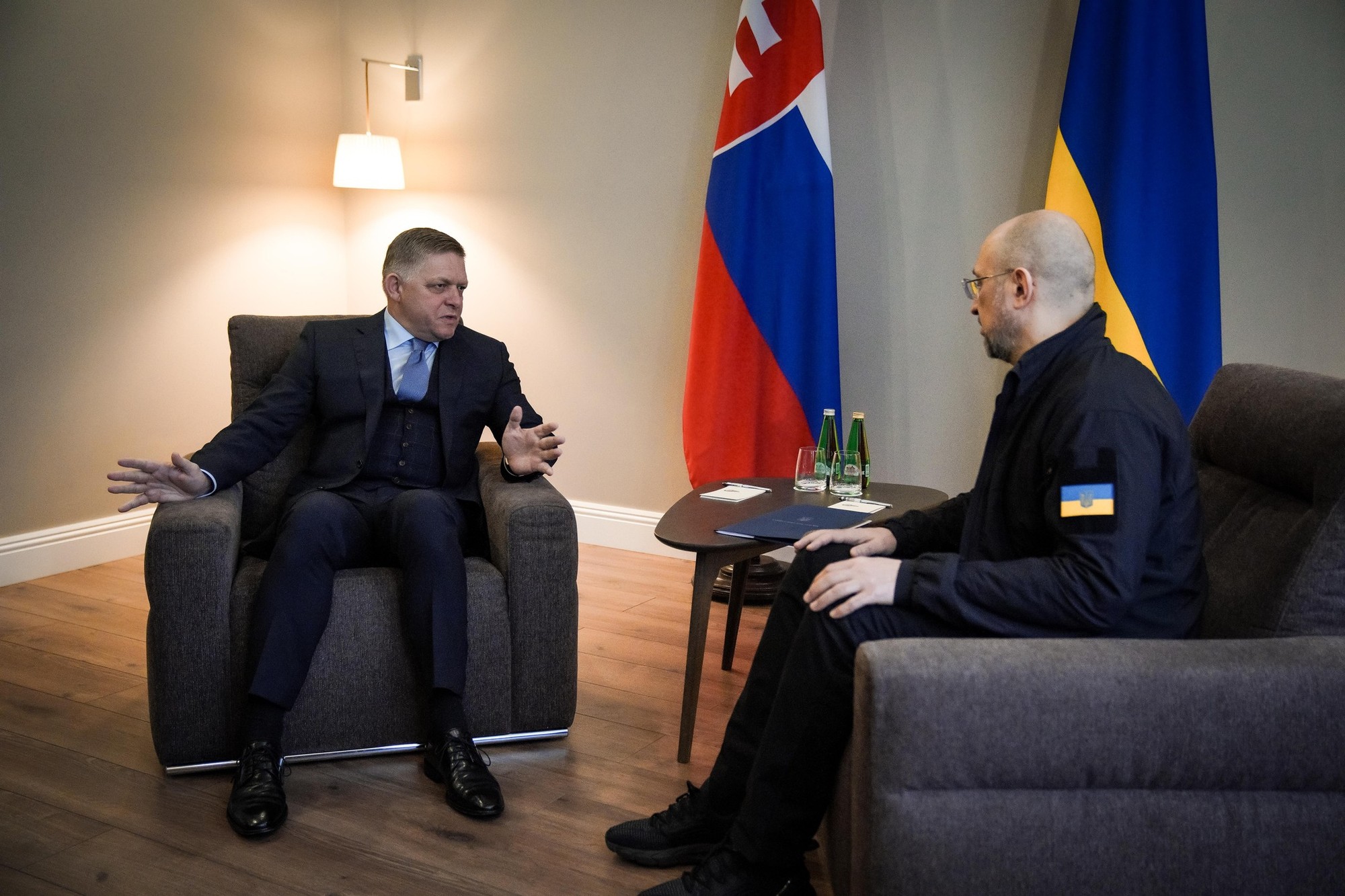 Predseda vlády SR Robert Fico sa stretol v Užhorode s ukrajinským premiérom Denysom Šmyhaľom.