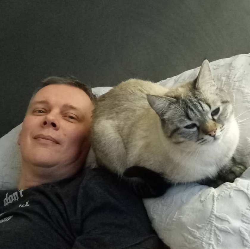Tomasz Siemoniak ze swoją kotką