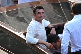 SLIKA KOJA ĆE SLOMITI SRCE KEJTI PERI: Blum dohvatio PRIJATELJICU SVOJE BIVŠE, pa  počeo da je grli! Jedva dočekao da raskine sa pevačicom, "kao da je bio u zatvoru, a ne u vezi"