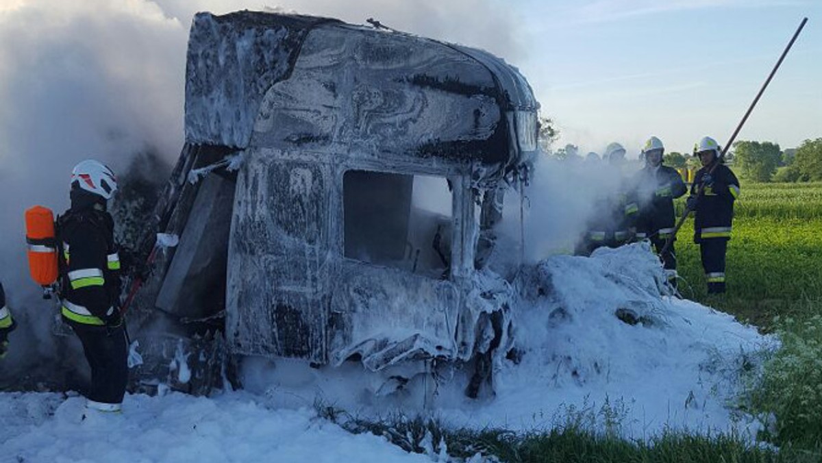 Dziś nad ranem doszło do zderzenia osobowego audi z ciężarową scanią w miejscowości Jabłonowo Zamek, 26 kilometrów od Brodnicy. W jego następstwie samochód ciężarowy spłonął wraz z przewożonym towarem. Według wstępnych ustaleń spowodował je młody kierowca osobówki.