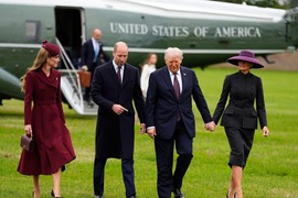 MODNI SPEKTAKL GODINE! Melanija Tramp nosi NAJVEĆI ŠEŠIR IKADA, Kejt Midlton u BORDO od glave do pete - IKONE STILA SU SE KONAČNO SRELE