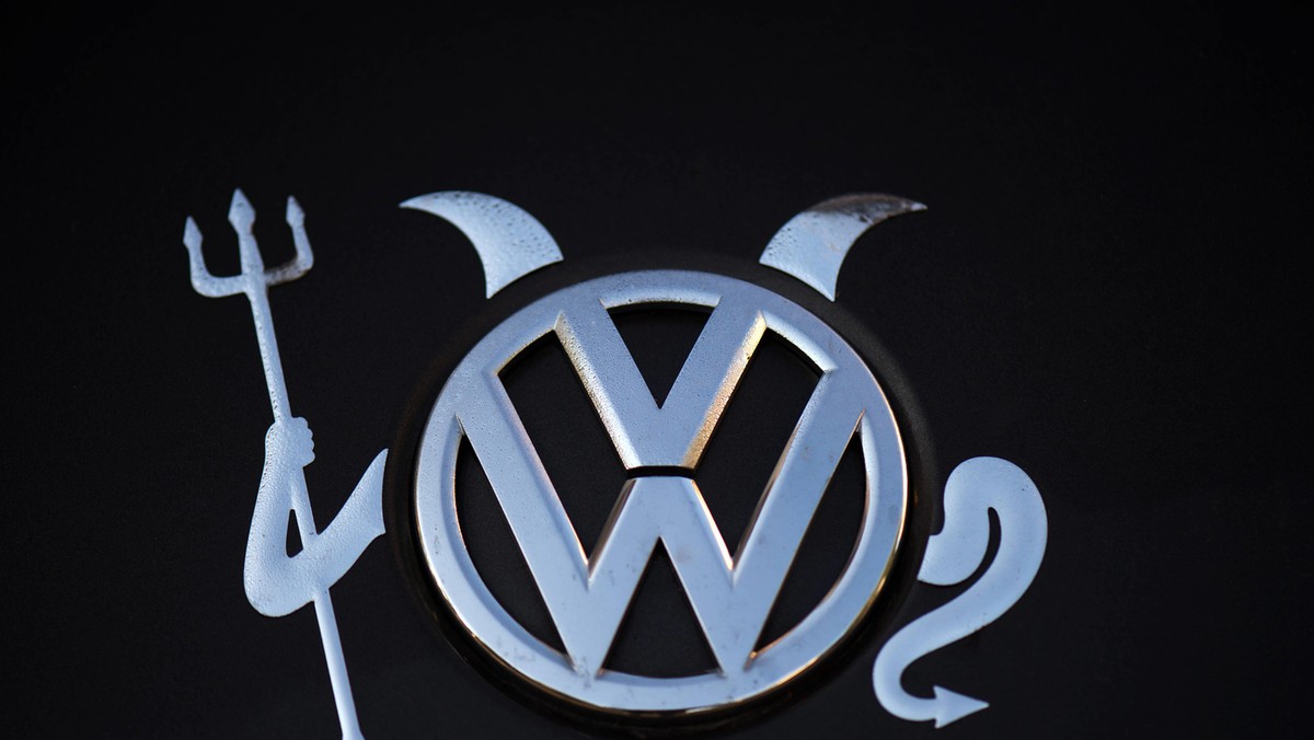 Volkswagen logo spaliny