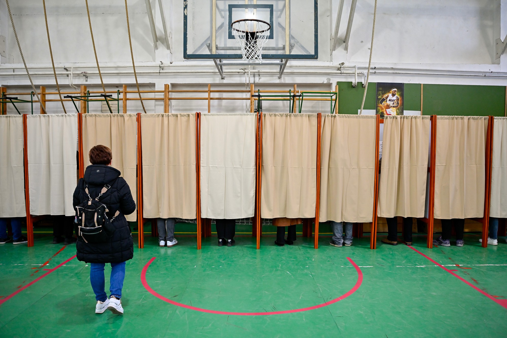 Maďari masovo vyrazili k urnám.