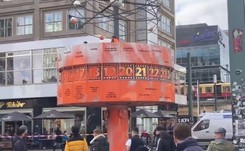 Aktywiści klimatyczni nie próżnują w Berlinie. Po Bramie Brandenburskiej zaatakowali zegar na Alexanderplatz