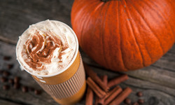 Słynna kawa Pumpkin Spice Latte to bomba cukrowa! Nie uwierzysz, ile to kalorii