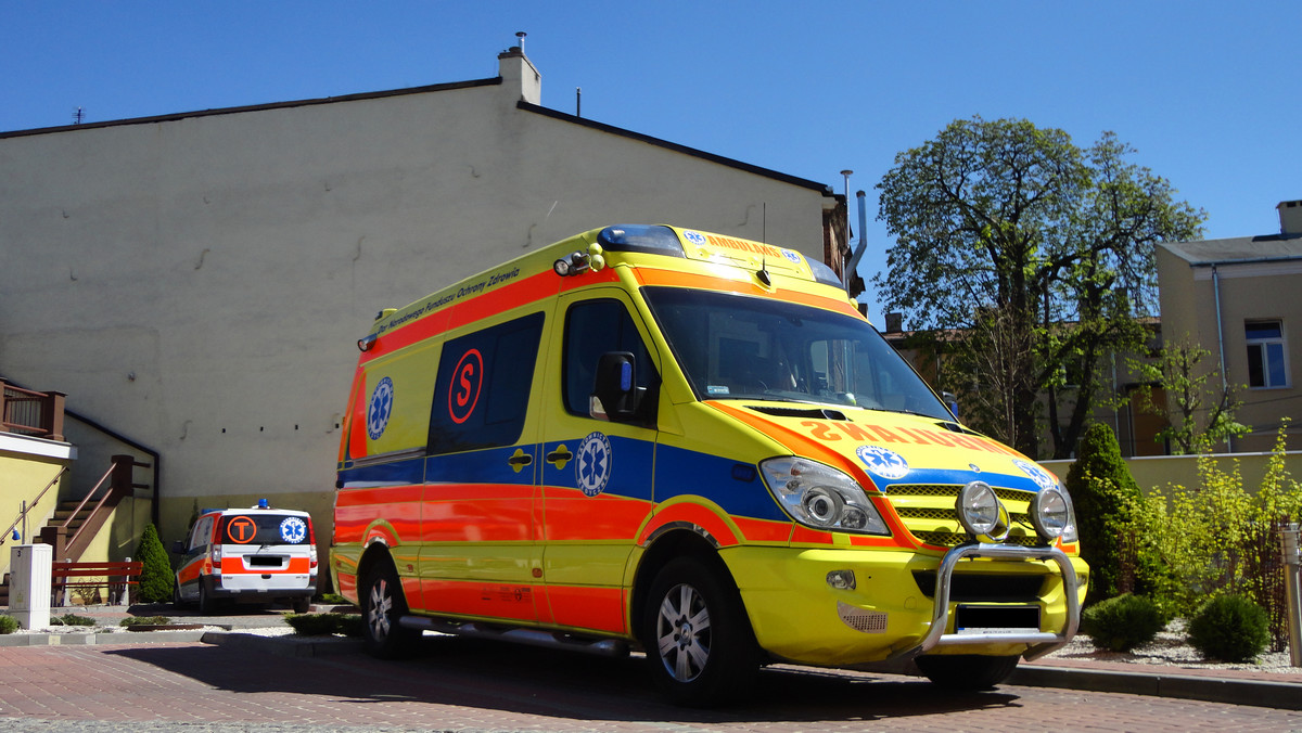 41-letni mężczyzna został poszkodowany w trakcie wykonywania prac polowych w gminie Karczmiska w powiecie opolskim.