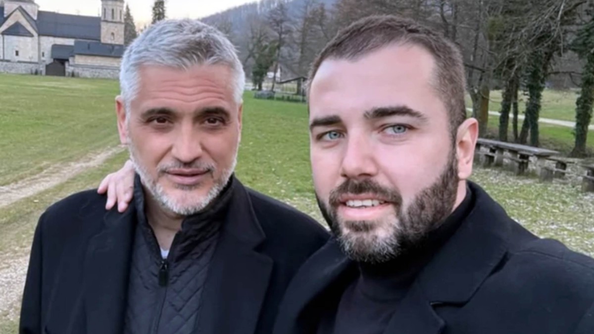 OVAKO SE SPREMA USKRS KOD ČEDE JOVANOVIĆA I ACE KOSA Za farbanje jaja koristili omiljenu tehniku svih Srba: Tu je i sin političara, a tek da vidite celu dekoraciju