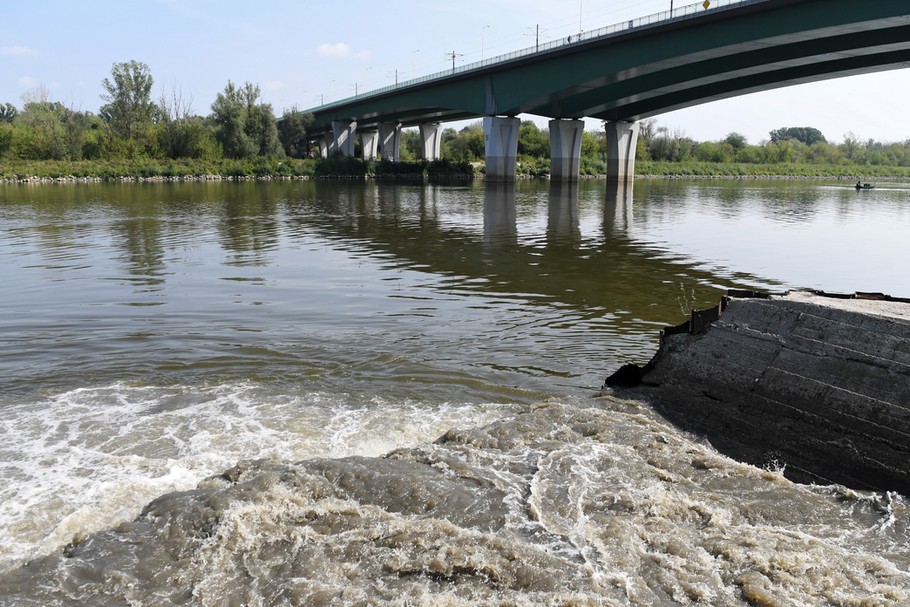 Zrzut ścieków za Mostem Północnym w Warszawie