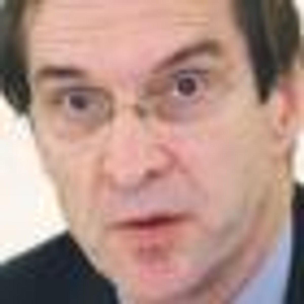 David Ensor, ponad 30 lat był korespondentem, współpracował z CNN i ABC News. Członek amerykańskiej Rady Stosunków Międzynarodowych. Z wyróżnieniem ukończył Uniwersytet Kalifornijski w Berkeley, gdzie studiował historię Europy. Odznaczony Krzyżem Kawalerskim Orderu Zasługi Rzeczypospolitej Polskiej przez Prezydenta RP.