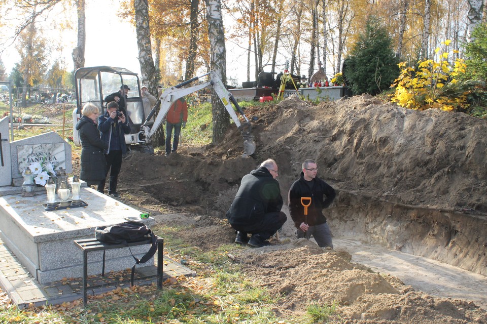 Na kcmentarzu na Piaskach rozpoczęły się badania