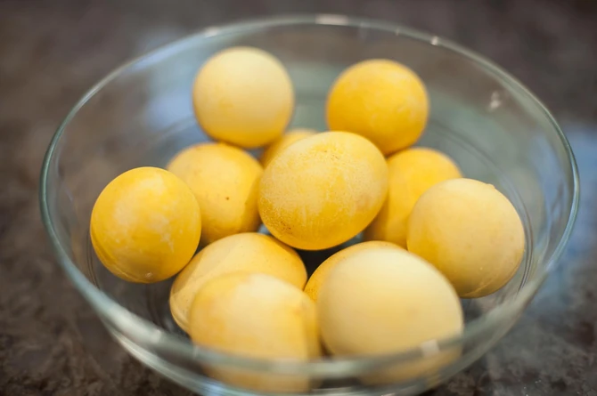 Farbanje jaja kurkumom