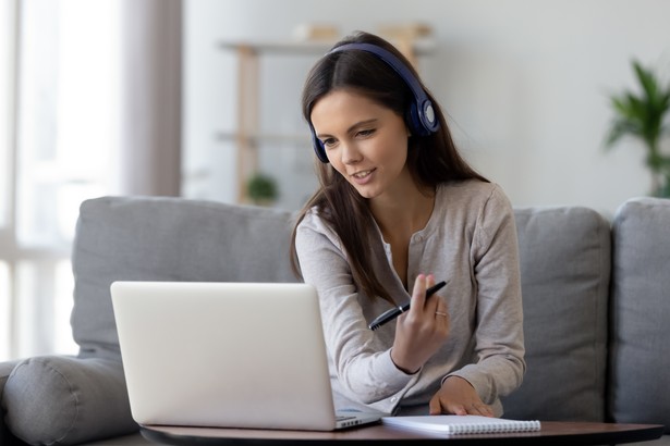 praca zdalna, home office, telepraca, laptop, komputer, dziewczyna, kobieta, praca z domu, słuchawki. / fot. Shutterstock