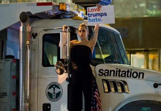 Lady Gaga protestuje na ulicy przeciwko wygranej Trumpa. "Módlcie się za Amerykę"