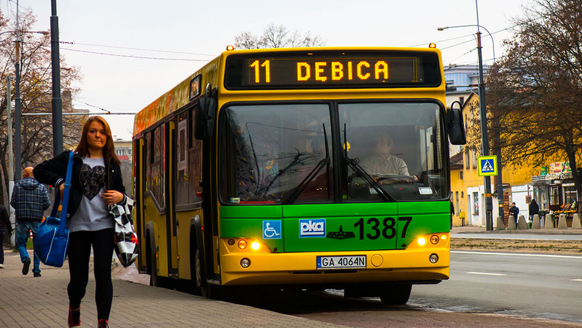 Na przystankach komunikacji miejskiej w Elblągu montowane są kolejne tablice elektroniczne.