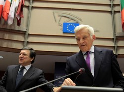 Buzek: Kadafi musi przestać zabijać własny naród