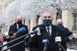 Hołownia "zarzuci sieci" na posłów KO? Jest KOMENTARZ Schetyny