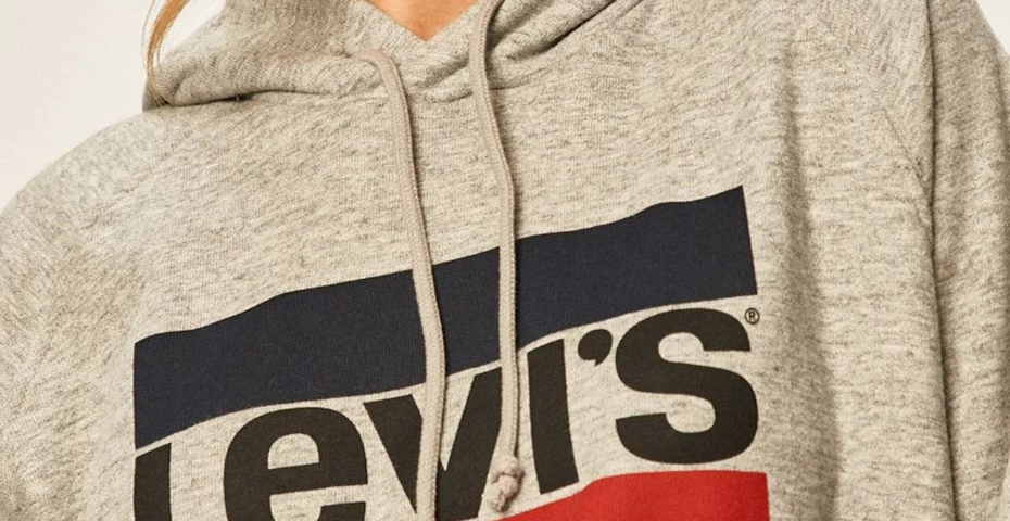 Gigantyczna wyprzedaż marki Levi's. Flagowe bluzy, jeansy i topy pokaźnie przecenione