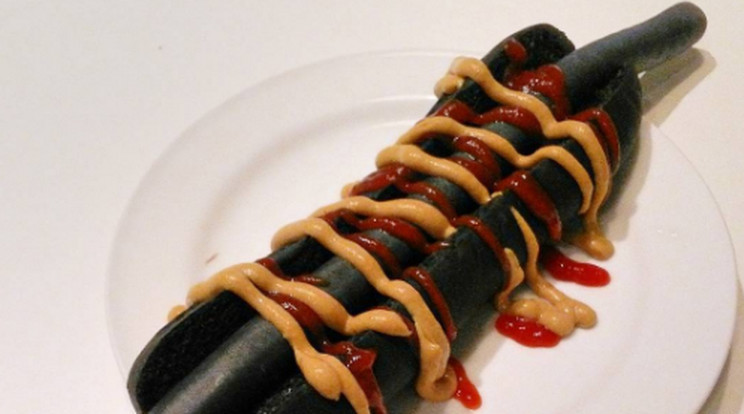 A szokásos hot dog helyett feketét árulnak Japánban/Fotó:Instagram
