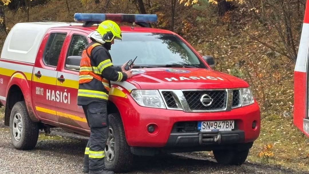 Maloletá osoba uviazla na skale vo vode v košickej MČ Nad jazerom.