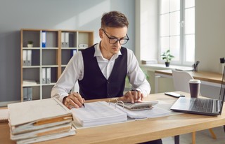 Doliczanie stażu pracy: czy można dostać dwie jubileuszówki? Ministerstwo wyjaśnia