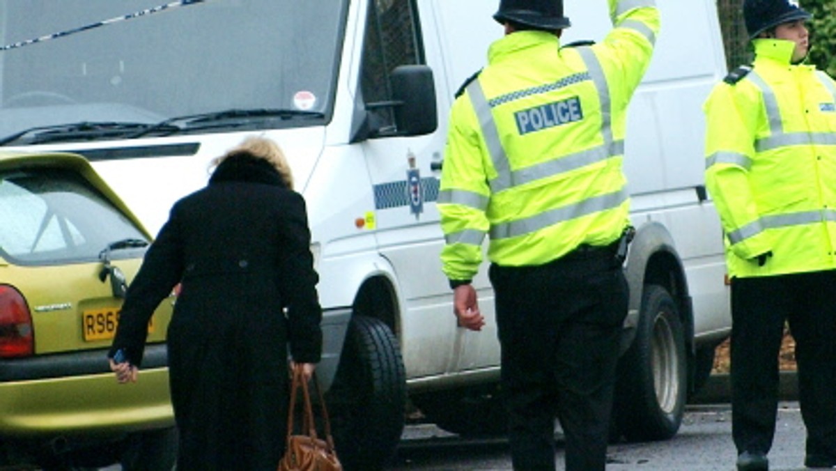 Policja wtargnęła do sklepu Accessorize na Regent Street, obok stacji Oxford Circus, po tym jak otrzymała nagły telefon o włamaniu. Znaleźli tam zabarykadowanego mężczyznę, który groził, że zrobi sobie krzywdę - podaje prl24.net