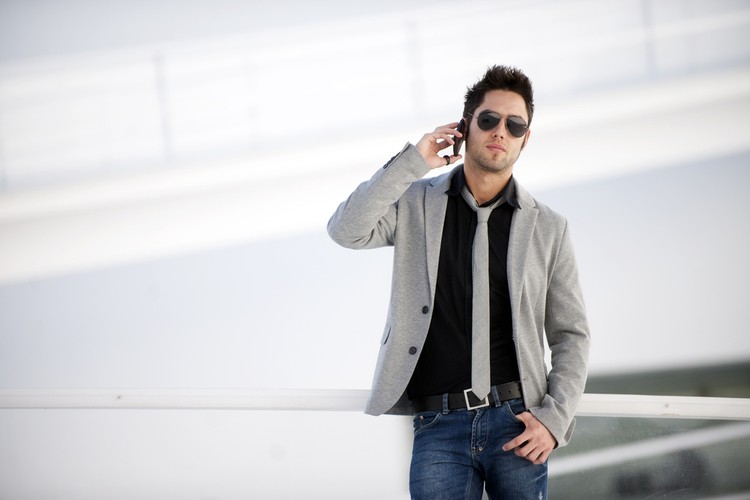 Ręce w kieszeniach sprawiają, że wyglądasz niechlujnie.