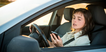 Używasz GPS w smartfonie podczas prowadzenia samochodu? Możesz zapłacić wysoki mandat