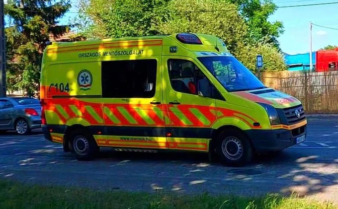 Összeesett a 70 éves bácsi a kaposfői buszmegállóban, így reagáltak rá a járókelők