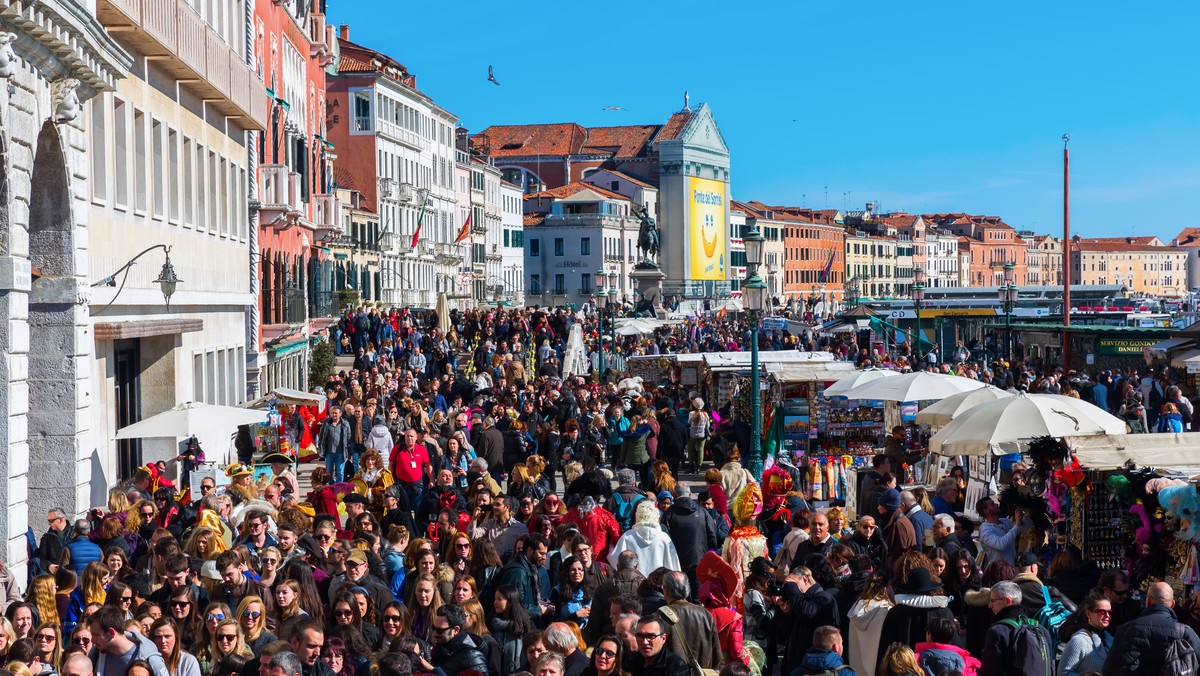 Zatłoczona do granic możliwości Wenecja i Florencja, ścisk na Capri zagrażający bezpieczeństwu, oblężone plaże, chaos w Rzymie, gdzie zwiedzający są nagabywani przez obnośnych sprzedawców – taki obraz turystyki we Włoszech przedstawia prasa.