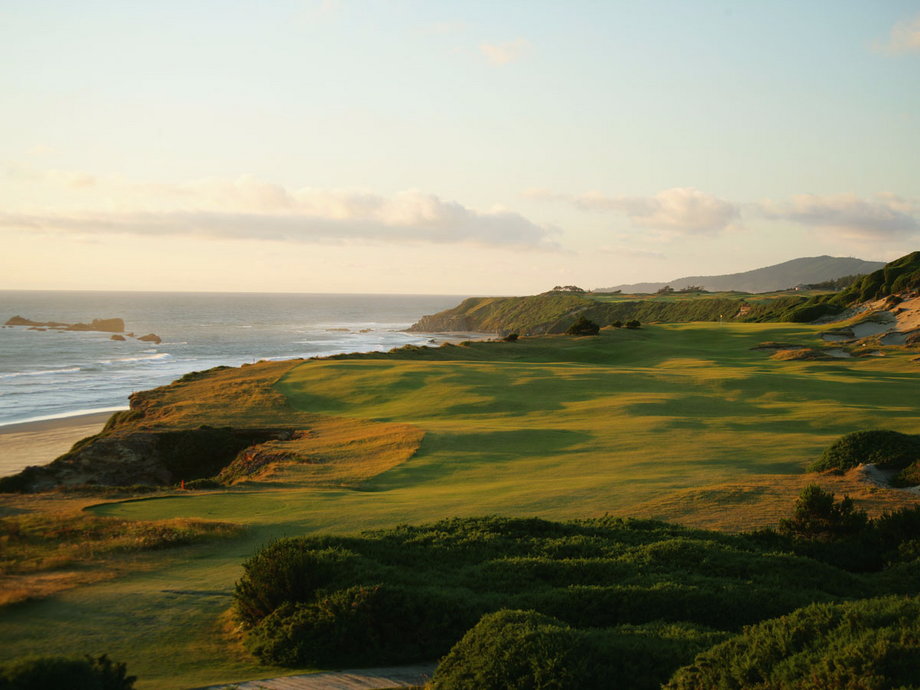Located on the southern Oregon coast, Pacific Dunes is regarded as one of the best at Bandon Dunes Golf Resort and in the world. The 16th hole is a real gem, with its short par four and sloping green. The course includes rippling fairways, spectacular 60-foot sand dunes, and shore pines that make for an exciting game.