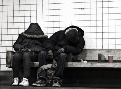Bezdomni z gotówką szybciej znaleźli mieszkanie i kupowali mniej alkoholu [BADANIE]