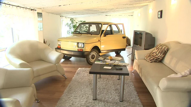 Fiat 126p obok telewizora. Jak "maluch" stał się ozdobą mieszkania