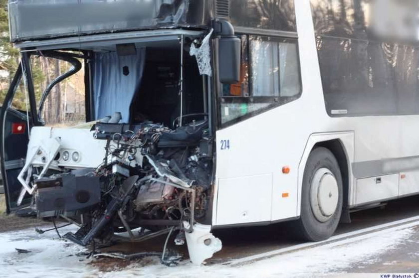 Ale karambol! Przód autokaru kompletnie rozbity!