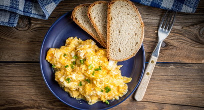 Na czym smażyć jajecznicę? Dietetyczka radzi jaki tłuszcz będzie najlepszy