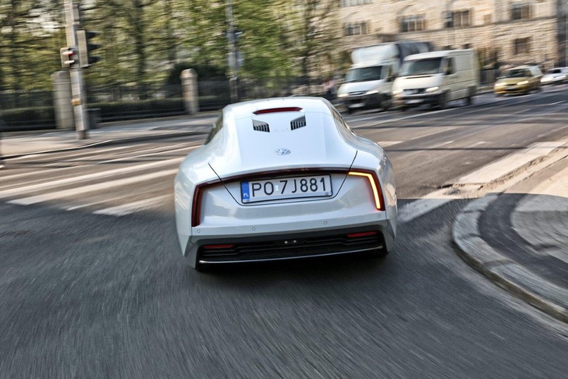 Pierwszy volkswagen XL1 - samochód, który w opinii konstruktorów jest najoszczędniejszym seryjnie produkowanym autem na świecie - zdobył polską homologację i został zarejestrowany w Poznaniu. To jedyny taki pojazd na naszych drogach i prawdziwy popis możliwości niemieckich inżynierów. Co kryje się pod perłową karoserią? Ile kosztował ten VW?