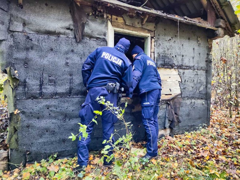 Policjanci z Hajnówki sprawdzają pustostany w akcji "Nie bądź obojętny"