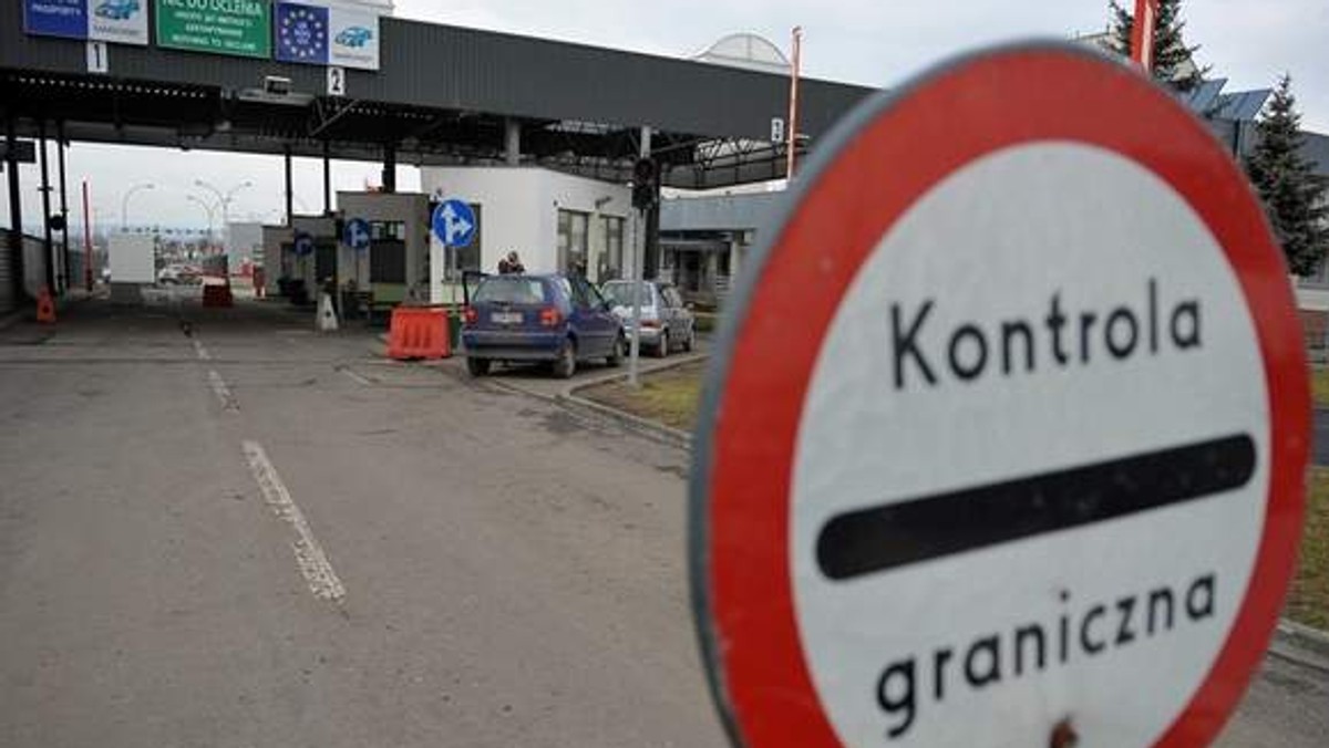 "One stop", zielone pasy i odprawa czterech służb - to rozwiązania, które usprawnią ruch na polsko-ukraińskiej granicy podczas Euro 2012. Według służb granicznych mogą one także obowiązywać po mistrzostwach.