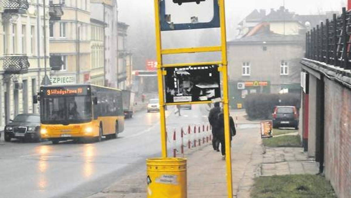 Dlaczego przystanki autobusowe w Koszalinie są brzydkie, a rozkładów jazdy, jak już są, nie sposób odczytać? - pytają pasażerowie MZK.