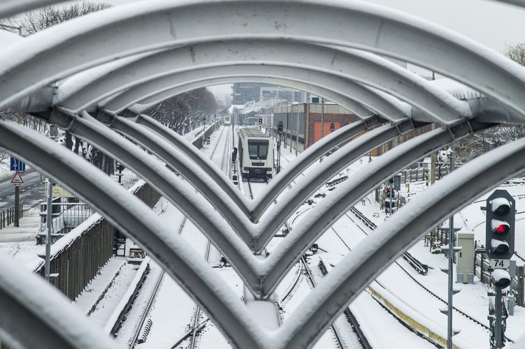 Za dostawę taboru metra dla Budapesztu odpowiadała fabryka francuskiego Alstomu w Chorzowie. Łatwo nie było, bo producent miał duże problemy z homologacją taboru na terenie Węgier. Alstom miał np. problemy ze spełnieniem wymagań węgierskiego  regulatora rynku kolejowego w sprawie hamulców. Węgierskie media wielokrotnie donosiły o niedotrzymywaniu terminów dostaw i problemach technicznych. W 2011 r. umowa z Alstomem była renegocjowana przez zamawiającego. Fot. Alstom.