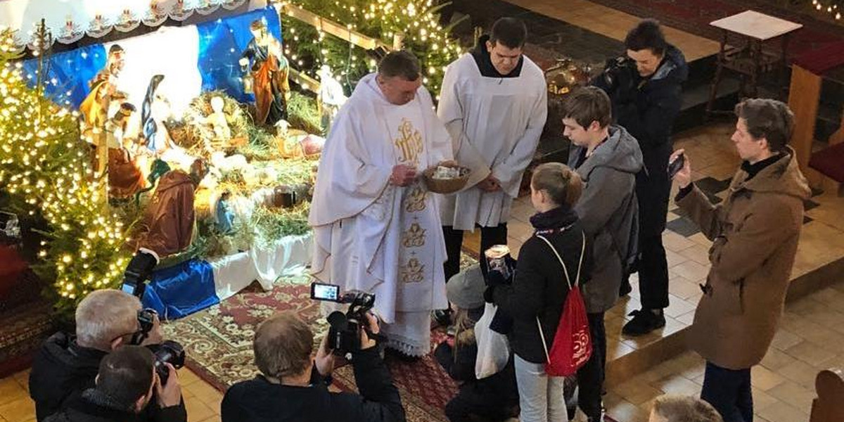 Ks. Kazimierz Klaban z Elbląga po raz trzeci oddaje tacę na WOŚP