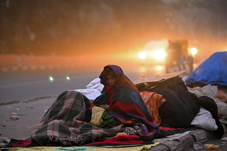 Bezdomna kobieta w New Delhi