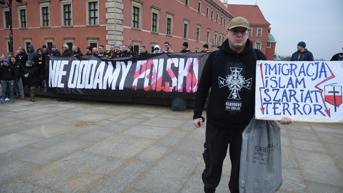 Manifestacja na Placu Zamkowym przeciwko przymowania islamskich uchodzcow do Polski