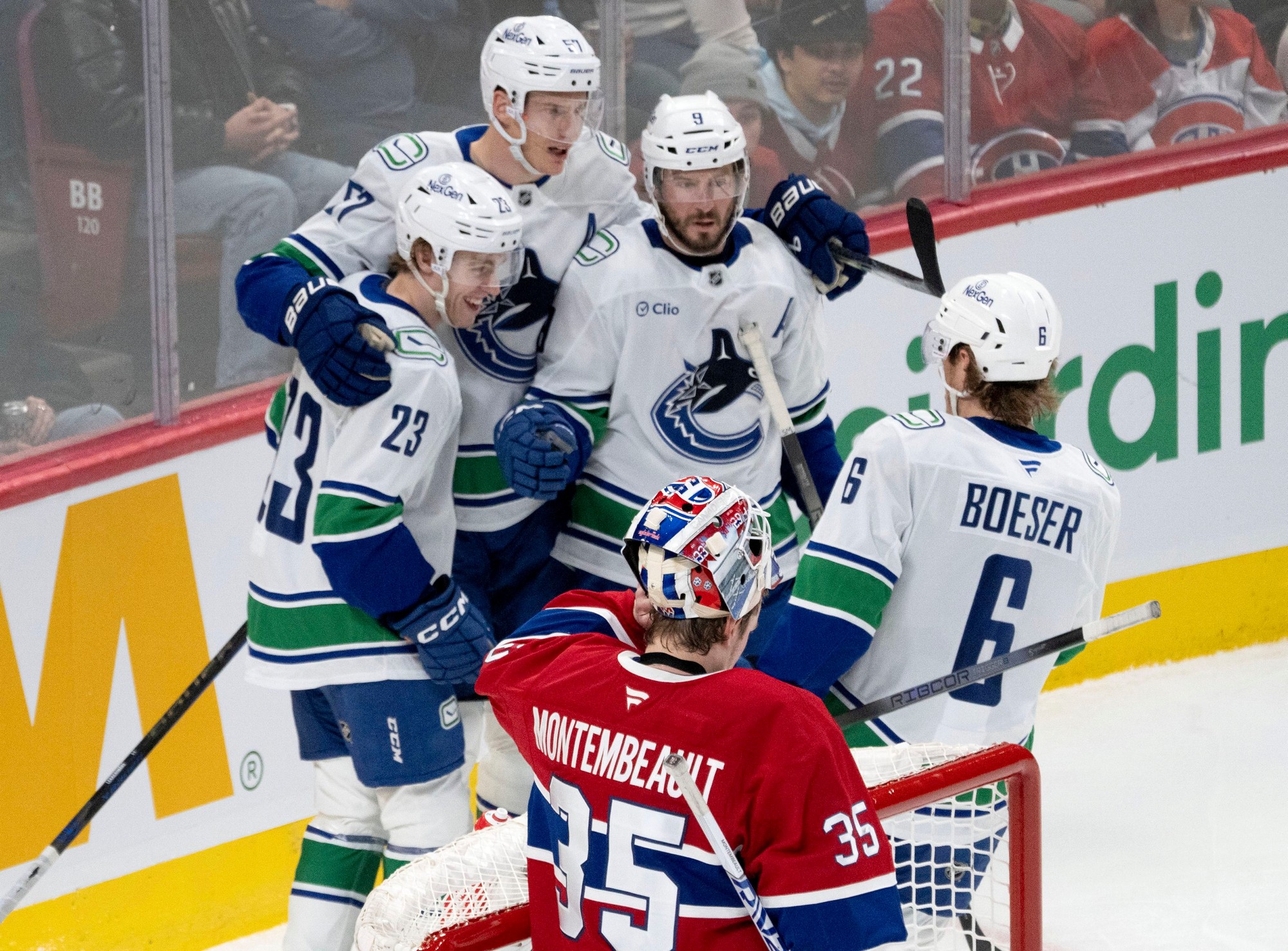 Hráči Vancouveru Canucks sa tešia z gólu.