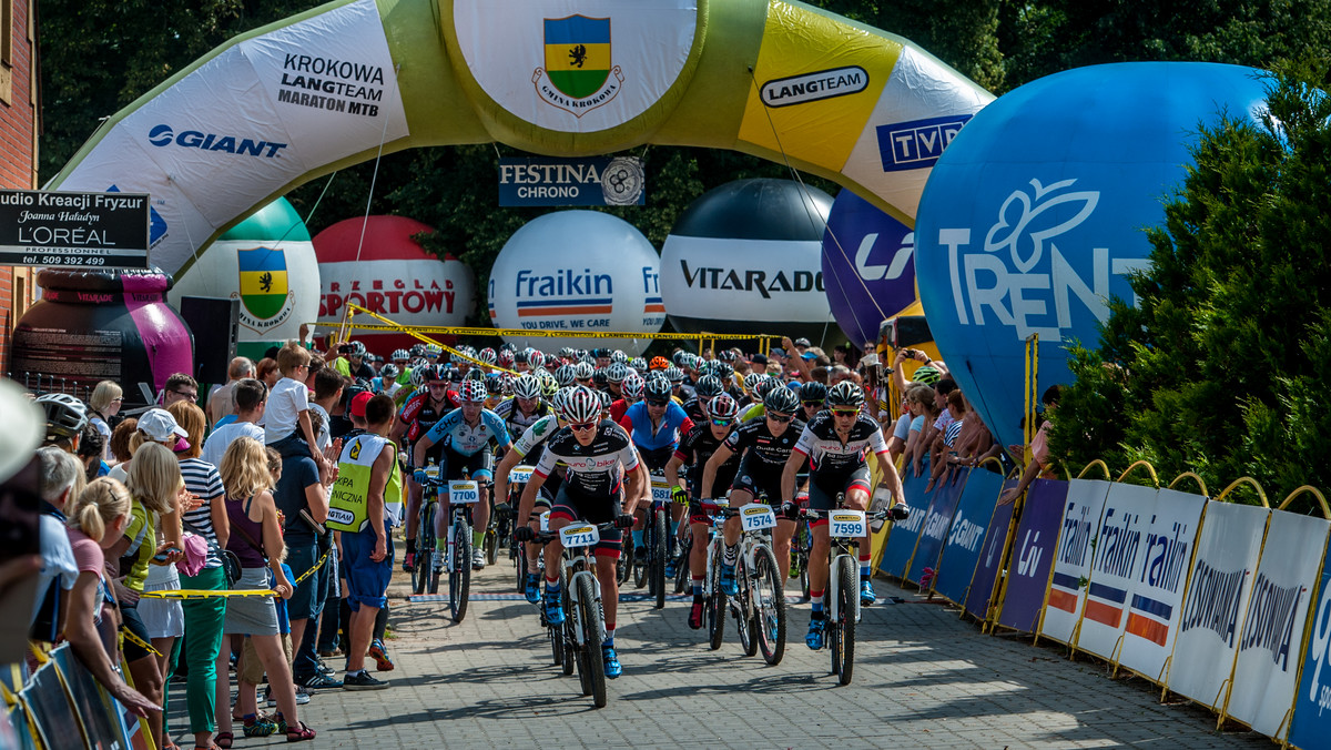 Lipiec w tym roku jest wyjątkowo deszczowy, co na własnej skórze odczuli uczestnicy Maratonu Rowerowego Lang Team w Krokowej. W mokrych warunkach najszybsi na dystansie grand fondo okazali się Mariusz Kozak (JBG-2) wśród mężczyzn i Paulina Bielińska (Duda Cars) wśród kobiet. Łącznie wystartował osiemset osób. - Deszcz był dla nas korzystny, bo w trudnych warunkach łatwiej jest oderwać się od rywali - skomentował na mecie zwycięzca.