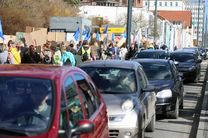 Kolejny protest urzędników w Olsztynie: ‘’Chcemy, aby prezydent nas zauważył’’ [ZDJĘCIA]