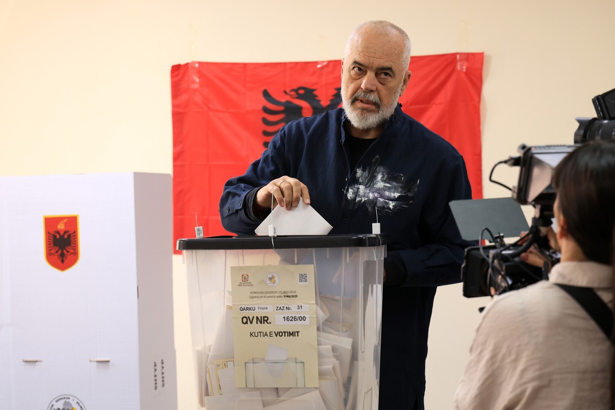 Edi Rama oddaje swój głos podczas wyborów parlamentarnych w lokalu wyborczym