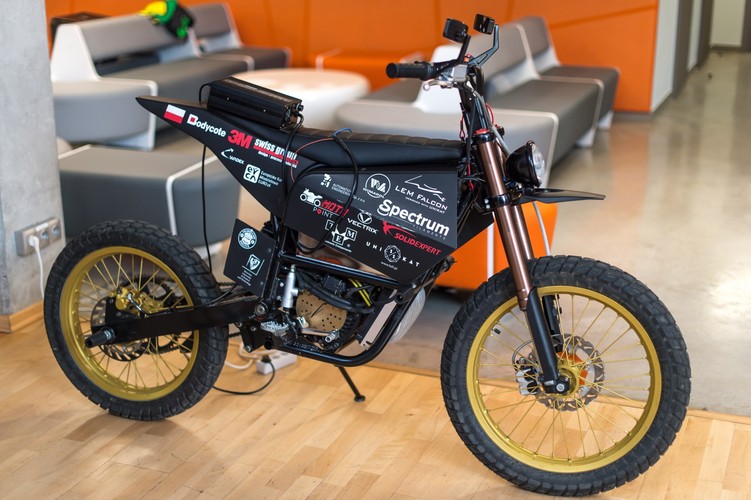 Pojazd waży 92 kg. Został zbudowany m.in. z aluminium, karbonu i kewlaru. Moc jego silnika to 8 kW, a zasięg – 70 km. Może rozpędzić się maksymalnie do 130 km na godz. Ma trzy tryby jazdy – eko, szosowy i crossowy.
 <br><br>(nlat) PAP/Maciej Kulczyński