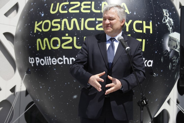 Dziekan wydziału mechanicznego PB prof. dr hab. inż. Andrzej Seweryn podczas prezentacji łazika marsjańskiego #next, <br><br>fot. (ukit) PAP/Artur Reszko