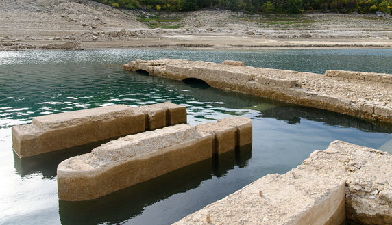 Niski poziom wód w jeziorze Peruća
