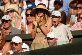 Ceo Vimbldon gledao je u PRELEPU JELENU ĐOKOVIĆ:  Nije bilo BOLJE ODEVENE ŽENE - haljina je KRUNA njenih modnih izdanja u Londonu, a ŠEŠIR će očarati Britance, TOLIKO JE ŠIK